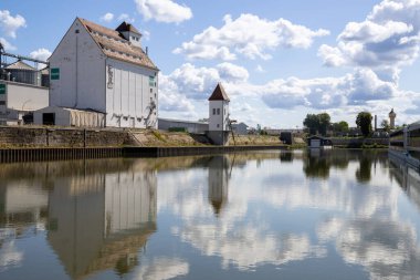 Bavyera, Bavyera, Almanya 'daki sanayi bölgesi, Regnitz Nehri boyunca tekne turu etkinliği, deniz kenarı altyapısı ve çevre doğal manzarayla harmanlanmış kentsel manzara..