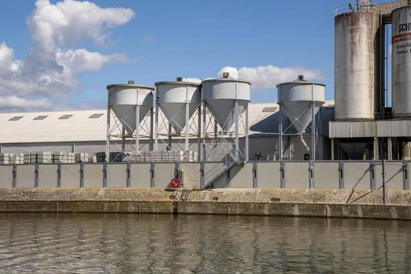Bavyera, Bavyera, Almanya 'daki sanayi bölgesi, Regnitz Nehri boyunca tekne turu etkinliği, deniz kenarı altyapısı ve çevre doğal manzarayla harmanlanmış kentsel manzara..
