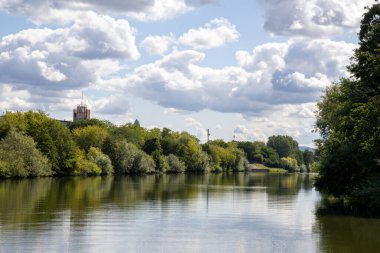 Bamberg, Bavyera, Almanya 'da Erba Adası (Erbainsel) yakınlarındaki nehirde tekne turu, doğa, yeşil nehir manzarası ve Avrupa seyahatlerinin dinlendirici durağı ile çevrili manzaralı su yolu.