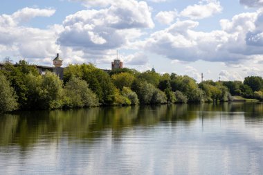 Bamberg, Bavyera, Almanya 'da Erba Adası (Erbainsel) yakınlarındaki nehirde tekne turu, doğa, yeşil nehir manzarası ve Avrupa seyahatlerinin dinlendirici durağı ile çevrili manzaralı su yolu.
