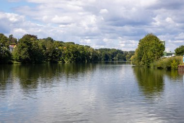 Bamberg, Bavyera, Almanya 'da Erba Adası (Erbainsel) yakınlarındaki nehirde tekne turu, doğa, yeşil nehir manzarası ve Avrupa seyahatlerinin dinlendirici durağı ile çevrili manzaralı su yolu.