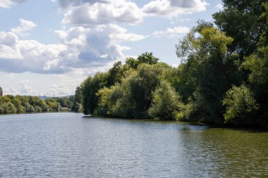 Bamberg, Bavyera, Almanya 'da Erba Adası (Erbainsel) yakınlarındaki nehirde tekne turu, doğa, yeşil nehir manzarası ve Avrupa seyahatlerinin dinlendirici durağı ile çevrili manzaralı su yolu.
