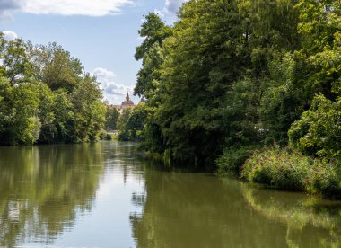Bamberg, Bavyera, Almanya 'da Erba Adası (Erbainsel) yakınlarındaki nehirde tekne turu, doğa, yeşil nehir manzarası ve Avrupa seyahatlerinin dinlendirici durağı ile çevrili manzaralı su yolu.
