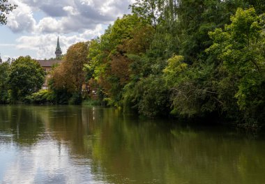 Bamberg, Bavyera, Almanya 'da Erba Adası (Erbainsel) yakınlarındaki nehirde tekne turu, doğa, yeşil nehir manzarası ve Avrupa seyahatlerinin dinlendirici durağı ile çevrili manzaralı su yolu.