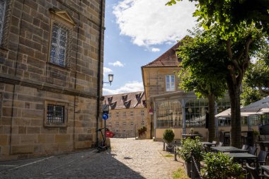 Almanya Bamberg, Bavyera 'daki Michelsberg Manastırı (St. Michaels Manastırı), Barok mimarisi, teras bahçeleri, üzüm bağları ve UNESCO eski kasabasının panoramik manzaralı tarihi Benedikt kompleksi..