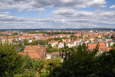 Bamberg, Bavyera 'daki Michelsberg Manastırı' ndan (Kloster St. Michael) manzara, tarihi eski kasaba, üzüm bağları ve bahçeler, manzaralı UNESCO şehri manzarası ve Avrupa seyahati simgesi.