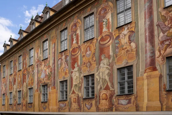 Bamberg, Bavyera, Almanya 'daki Altes Rathaus, Regnitz Nehri' ndeki suni bir adanın ikonik eski belediye binası, aralarında Untere Brcke 'nin de bulunduğu yaya köprüleri, porselen müze ve tarihi mimarinin yer aldığı.