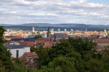 Bamberg, Bavyera 'daki Michelsberg Manastırı' ndan (Kloster St. Michael) manzara, tarihi eski kasaba, üzüm bağları ve bahçeler, manzaralı UNESCO şehri manzarası ve Avrupa seyahati simgesi.