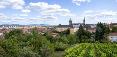 Bamberg, Bavyera 'daki Michelsberg Manastırı' ndan (Kloster St. Michael) manzara, tarihi eski kasaba, üzüm bağları ve bahçeler, manzaralı UNESCO şehri manzarası ve Avrupa seyahati simgesi.