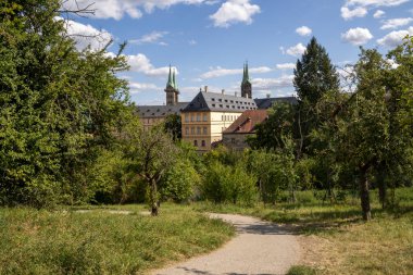 Bamberg, Bavyera 'daki Michelsberg Manastırı' ndan (Kloster St. Michael) manzara, tarihi eski kasaba, üzüm bağları ve bahçeler, manzaralı UNESCO şehri manzarası ve Avrupa seyahati simgesi.