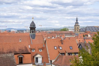 Bamberg, Bavyera, Almanya 'daki Yeni Konak' ta Gül Bahçesi, UNESCO 'nun eski kasabası ve katedrali üzerinde gül yatakları, heykeller ve panoramik manzaralı barok bahçesi, Avrupa' nın popüler seyahat simgesi.