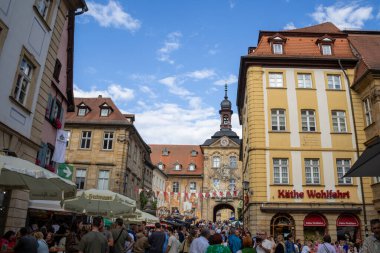 Bamberg, Bavyera, Almanya 'daki Altes Rathaus, Regnitz Nehri' ndeki suni bir adanın ikonik eski belediye binası, aralarında Untere Brcke 'nin de bulunduğu yaya köprüleri, porselen müze ve tarihi mimarinin yer aldığı.
