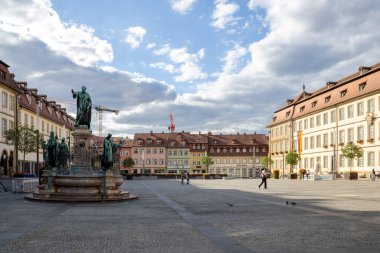 Bamberg, Bavyera, Almanya 'daki Maximilian Fountain (Maximiliansbrunnen), UNESCO' nun eski kasabasında bulunan tarihi şehir heykeli, sembolik Avrupa tarihi simgesi.
