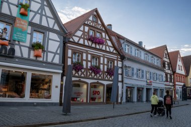 Tarihsel eski Forchheim kasabası, Bavyera, Almanya, Franconian İsviçre 'ye açılan kapı, geleneksel Fachwerkhuser keresteleri çerçeveli evler ve büyüleyici ortaçağ Avrupa mimarisi.