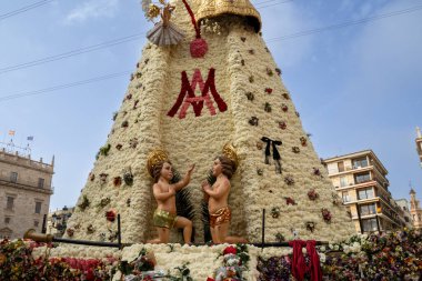 Valencia, İspanya - 20 Mart 2025 Plaza de la Virgen 'deki Terkedilmiş Leydimizin çiçek mantosu Fallas döneminde karanfillerle yapıldı. 2024 DANA sel felaketinin mağdurları ve gönüllüleri için haraç.