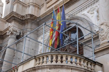 Fallas sırasında Plaza del Ayuntamiento 'daki Valencia Belediye Binası. Kalabalık, koruyucu kafesin arkasından güvenle izlenen gürleyen bir havai fişek gösterisi olan Masclet için toplanıyor.