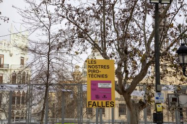 Fallas sırasında Plaza del Ayuntamiento 'daki Valencia Belediye Binası. Kalabalık, koruyucu kafesin arkasından güvenle izlenen gürleyen bir havai fişek gösterisi olan Masclet için toplanıyor.