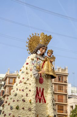 Valencia, İspanya - 20 Mart 2025 Plaza de la Virgen 'deki Terkedilmiş Leydimizin çiçek mantosu Fallas döneminde karanfillerle yapıldı. 2024 DANA sel felaketinin mağdurları ve gönüllüleri için haraç.