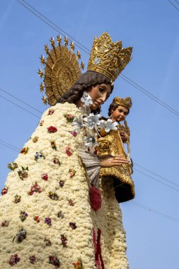 Valencia, İspanya - 20 Mart 2025 Plaza de la Virgen 'deki Terkedilmiş Leydimizin çiçek mantosu Fallas döneminde karanfillerle yapıldı. 2024 DANA sel felaketinin mağdurları ve gönüllüleri için haraç.