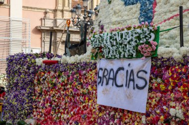 Valencia, İspanya - 20 Mart 2025 Plaza de la Virgen 'deki Terkedilmiş Leydimizin çiçek mantosu Fallas döneminde karanfillerle yapıldı. 2024 DANA sel felaketinin mağdurları ve gönüllüleri için haraç.