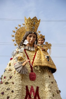 Valencia, İspanya - 20 Mart 2025 Plaza de la Virgen 'deki Terkedilmiş Leydimizin çiçek mantosu Fallas döneminde karanfillerle yapıldı. 2024 DANA sel felaketinin mağdurları ve gönüllüleri için haraç.