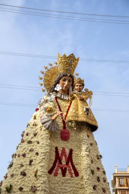Valencia, İspanya - 20 Mart 2025 Plaza de la Virgen 'deki Terkedilmiş Leydimizin çiçek mantosu Fallas döneminde karanfillerle yapıldı. 2024 DANA sel felaketinin mağdurları ve gönüllüleri için haraç.