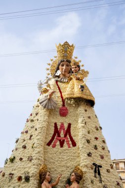 Valencia, İspanya - 20 Mart 2025 Plaza de la Virgen 'deki Terkedilmiş Leydimizin çiçek mantosu Fallas döneminde karanfillerle yapıldı. 2024 DANA sel felaketinin mağdurları ve gönüllüleri için haraç.