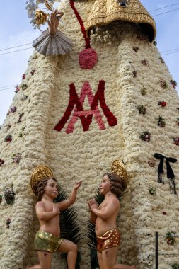Valencia, İspanya - 20 Mart 2025 Plaza de la Virgen 'deki Terkedilmiş Leydimizin çiçek mantosu Fallas döneminde karanfillerle yapıldı. 2024 DANA sel felaketinin mağdurları ve gönüllüleri için haraç.
