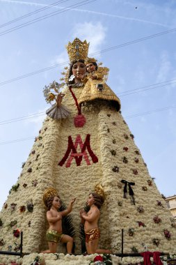 Valencia, İspanya - 20 Mart 2025 Plaza de la Virgen 'deki Terkedilmiş Leydimizin çiçek mantosu Fallas döneminde karanfillerle yapıldı. 2024 DANA sel felaketinin mağdurları ve gönüllüleri için haraç.