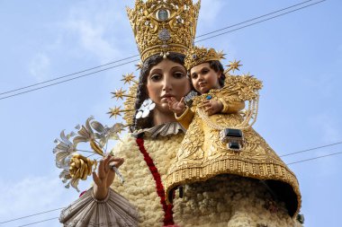 Valencia, İspanya - 20 Mart 2025 Plaza de la Virgen 'deki Terkedilmiş Leydimizin çiçek mantosu Fallas döneminde karanfillerle yapıldı. 2024 DANA sel felaketinin mağdurları ve gönüllüleri için haraç.