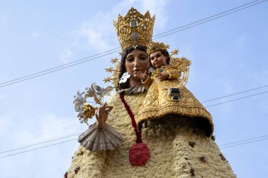 Valencia, İspanya - 20 Mart 2025 Plaza de la Virgen 'deki Terkedilmiş Leydimizin çiçek mantosu Fallas döneminde karanfillerle yapıldı. 2024 DANA sel felaketinin mağdurları ve gönüllüleri için haraç.