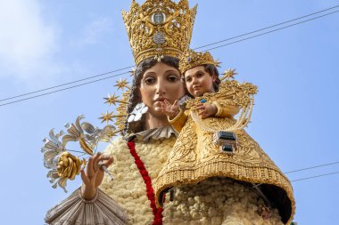 Valencia, İspanya - 20 Mart 2025 Plaza de la Virgen 'deki Terkedilmiş Leydimizin çiçek mantosu Fallas döneminde karanfillerle yapıldı. 2024 DANA sel felaketinin mağdurları ve gönüllüleri için haraç.