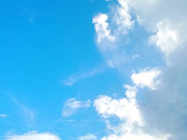 Bulutlu mavi gökyüzü