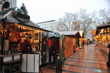 Pforzheim, Almanya Dezember. Tedarikçi tezgah hazırlıyor ve kutuları açıyor.,