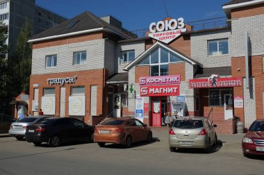 Pforzheim, Almanya Dezember tuğla mağazası önü ve dışarıda park edilmiş arabalar, iki perakende bina