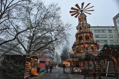 Pforzheim, Almanya. Ahşap piramit ve el sanatları tezgahı olan Dezember dar pazar yolu.