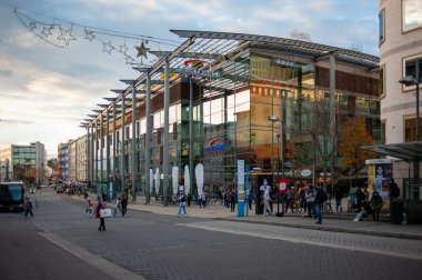 Pforzheim, Almanya Dezember Modern cam alışveriş merkezi işlek cadde boyunca, öğleden sonra müşterilerle