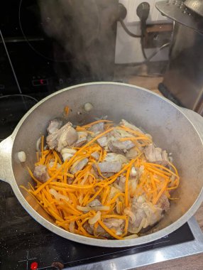 Pforzheim, Almanya Dezember dilimlenmiş havuç ile eti karıştırdı pirinç, turuncu iplikler renk ve doku ekledi,