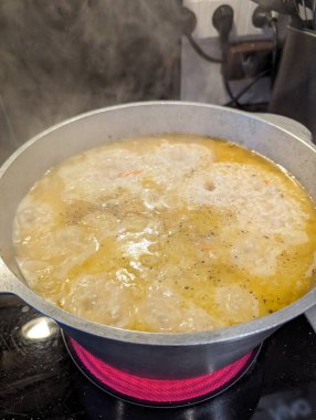 Pforzheim, Almanya Dezember köpüklü sıvı ve bulutlu stok çalkalanması, buhar bulutlarının yükselmesi, aktif mutfak sahnesi