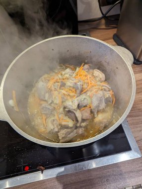 Pforzheim, Almanya Dezember öğütülmüş havuç ve zengin et suyu ile haşlanmış et, altın azaltma oluşumu, aromatik buhar