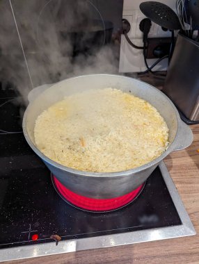 Pforzheim, Almanya Dezember kabarık tüylü pirinç buğulama fırının üstünde hafif tanecikler, davetkar doku ve ince aroma ile pişirildi.,