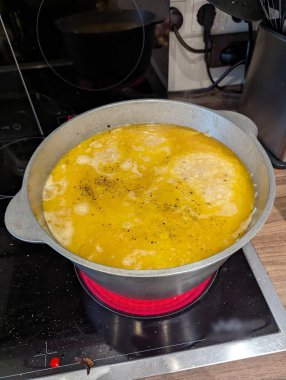 Pforzheim, Almanya Dezember altın köpüklü et suyu sarımsak karanfilleri ve baharat karışımı, yüzeyde gelişen yağ, canlı safran