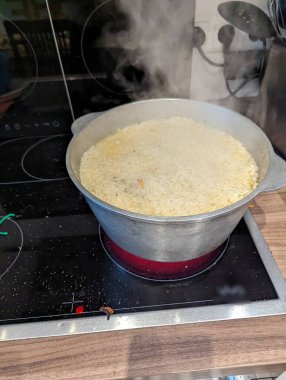 Pforzheim, Almanya Dezember Büyük buharda pilav indüksiyon, Endüstriyel miktarda yemek hazırlama veya ikram, tüylü