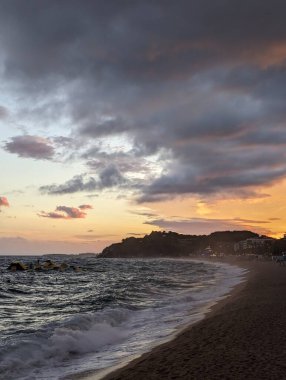 Pforzheim, Almanya, Dezember, Sunset Sahil Hattı dramatik bulutlar ve çarpan dalgalar, çakıl taşları