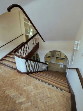 Sıcak tonlu, parlak parke basamaklı, güneşli ahşap merdiven, parlak tırabzan, duvarları, yumuşak duvarlı, kıvrımlı balkon balkonu,,