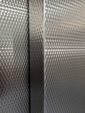 Dikenli, Yansıtıcı Paslanmaz Elmas desenli, İnce Parlak ve Tek Renkli Endüstriyel Mod, Arka plan, Mimarlık ve Ürün İçin Uygun