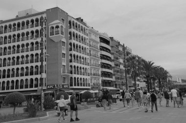 Lloret de Mar İspanya 14 Eylül 2024 Grand Hotel, Palm Trees and Rws of Balconies, Gezgin yayalar