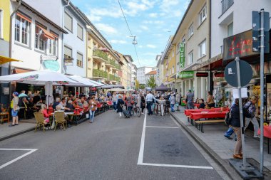 Pforzheim Almanya 18 Ekim 2010 Şehir Sokak Fuarı Açık Yemek ve Kalabalık Gezinti Alanı, Şef ve Tedarikçi Yerliler ve Turistler Ortama Karışırken, Banklar ve Şemsiyeler Asfalt Sıralanırken,