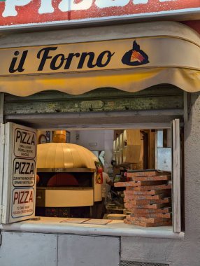 Llored de Mar İspanya 15 Eylül 2024 Küçük Pizza Dükkanı Fırın, Yığılmış Kutular ve Ahşap Ateş Parıltısı, Tezgaha dayanan Pizza Kabuğu, Fiyatlı Menü Tabelaları, Sarı Tente Okuma Il