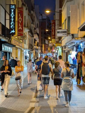 Llored de Mar İspanya 15 Eylül 2024 Akşam Sokağında Beyaz Gezginler Küçük gruplar halinde yürüyorlar Dükkanların önünden ve market duraklarından, sırt çantalarından ve günlük kıyafetlerinden, grup dinamiklerinden,